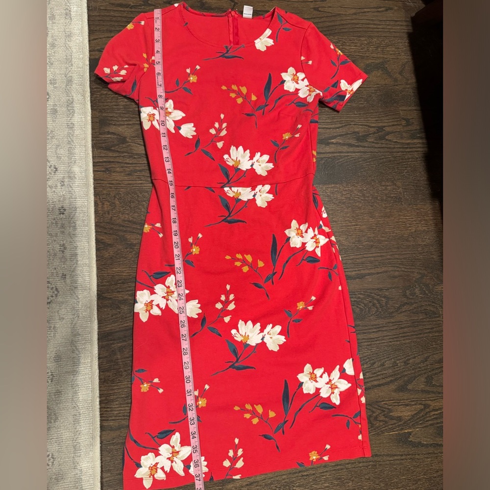 Red Floral Short Sleeve Dress. Size Small Tall